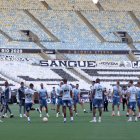 El Santos durante el reconocimiento a la cancha del estadio Maracaná donde enfrentarán al Palmeiras en la final de la Copa Libertadores.