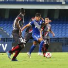 Facundo Barceló sortea la marca de los defensas de Técnico.
