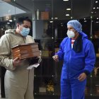 Los familiares de los fallecidos suelen adornar los cofres donde están las cenizas.