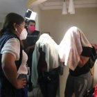 Dentro de la casa se encontró a tres trabajadoras sexuales y a tres clientes.