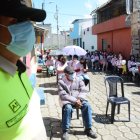 Los uniformados compartieron con los habitantes del barrio sureño. Les entregaron una camiseta y comieron un refrigerio.