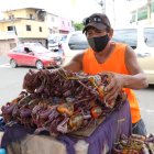 Milton Baidal tiene previsto trabajar en una obra de construcción mientras no pueda vender cangrejos.