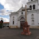 Los símbolos religiosos están en plazas y cerca a una iglesia.