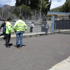Policías llegaron a la morgue para conversar con los parientes del fallecido.