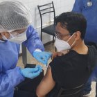 Los primeros en ser vacunados fueron los médicos de la primera línea.