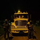 Los militares entregaron al sospechoso a la Policía luego de detener la marcha del automotor.