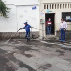 Al momento se desinfectan las vías más concurridas para mitigar el avance del virus.