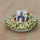 La ofrenda floral con la foto de Byron Yagual que los surfistas lanzaron al mar.