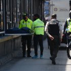 El cadáver permaneció cerca de tres horas en el andén, mientras la Policía recogía evidencias.