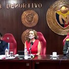 Lucía Vallecilla (c) recibió varias críticas a su gestión durante la asamblea de socios del Nacho, que fue dirigida por Gustavo Acosta (d).