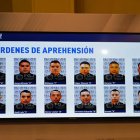 Los policías acusados de la masacre aparecen en una cartelera de la Fiscalía mexicana.