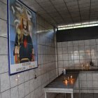 Los devotos al Señor de  Terremoto colocan las velas de varios colores, de acuerdo al deseo, en el oratorio.