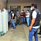 Una denuncia anónima llevó hasta una casa donde vendían tanques de oxígeno, supuestamente sin la certificación adecuada.