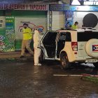 Los amigos fueron sorprendidos al pie de un local de tapizado de carros.
