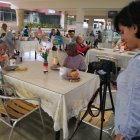 Carla Jines capta el momento en que los adultos mayores almuerzan, a las 11:00. Luego de eso ellos van a descansar.