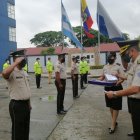 El general Zapata entrega el reconocimiento a uno de los gendarmes homenajeados.