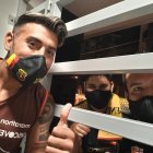 Los hinchas se las ingeniaron para tomarse fotos con los jugadores