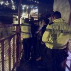 La mujer les contó sus problemas mientras la ayudaban