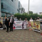 Katty Muñoz, madre de la joven asesinada, llegó junto a su abogado y otros familiares hasta la dependencia judicial.