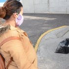 Una de las mujeres, con ocho meses de embarazo, tuvo que recorrer la ciudad cargando la pierna de su hermano.