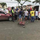 Personal médico intentaba salva la vida al niño. La bicicleta quedó destrozada.
