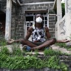 El hombre es reciclador. Dice que hace de todo, menos robar.