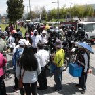 Los usuarios  no querían retirarse luego de que las autoridades informaran que se acabaron los turnos del día.