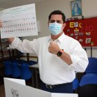 Xavier Hervas ejerció su derecho al voto junto a su esposa.