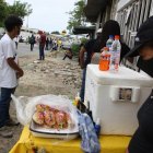 Pese a al prohibición de ventas ambulabtes, afuera de los recintos electorales se vendió un  poco de todo.