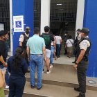 Referencial. En los recintos electorales la Policía tiene órdenes de detener a quienes registran deudas por pensiones alimenticias.