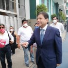 Carlos Sagnay fue vestido de terno.