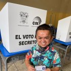 Jorgito votó en el Sur de Guayaquil. Acudió en compañía de su mánager.