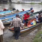 Los habitantes de algunos recintos de Daule se movilizaron en canoas hacia sus recintos electorales.