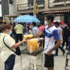 Galo Proaño prepara el tercer balde de jugo de naranja. En total ganó 75 dólares.