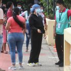 Muchas personas asistieron a sufragar con extremas medidas de bioseguridad, totalmente forrados.

Agencia (ag-extra)