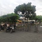 Policías y cercos de hierro esperan una posible llegada masiva de simpatizantes de los candidatos, en la Delegación Electoral.