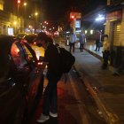 En las calles de la urbe, los transeúntes intentaban tomar taxis para poder movilizarse a sus respectivos sitios de destino.