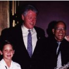 Lucho Silva junto al ex presidente de los Estados Unidos, Bill Clinton. El saxofonista era considero un íncono de la música en el país del norte.