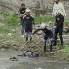 Los restos fueron encontrados envueltos en fundas plásticas y con cinta de embalaje. Personal del GIR los retiró de la zanja.