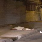 El cuerpo de Jomaira Andrade quedó en la calzada. Fue tapado con una sábana blanca.