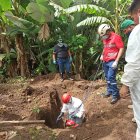 Desde la tarde del lunes se pusieron a cavar en el pozo y un hedor les hizo pensar en lo peor.