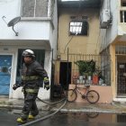 El fuego inició en otra vivienda y la casa de la gráfica se contaminó por las llamas desde el patio.