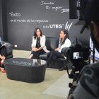 Silvia Fabara (i) dialoga con Cindy Heredia y Yoskira Cordero, panelistas en el programa que trató sobre Educación Básica.