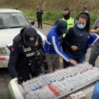 Se encontraron más de cincuenta botellas de alcohol artesanal.