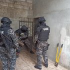 La Policía utilizó combos para romper las puertas e ingresar a las viviendasa allanadas.