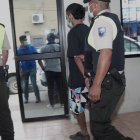 Los dos jóvenes que fueron capturados junto a Cara de niño. La moto en la que iban.