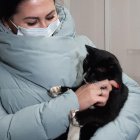 El gato rescatado posa en brazos de la ministra local.