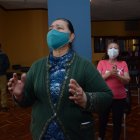 Adultas mayores rezan con entusiasmo y devoción las plegarias.