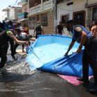 Policías y personal del Municipio desmontaron las piscinas.