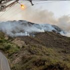 Por aire y por tierra trataban de controlar los incendios